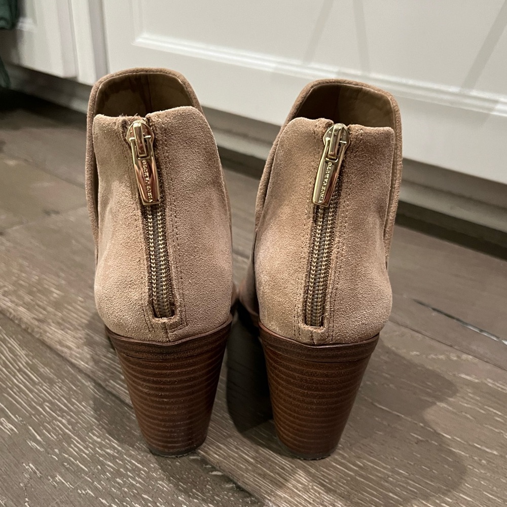 Vince Camuto Bibestie tan suede leather heeled booties boots size 9.5 - Picture 6 of 11